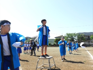 快晴の中で応援合戦練習