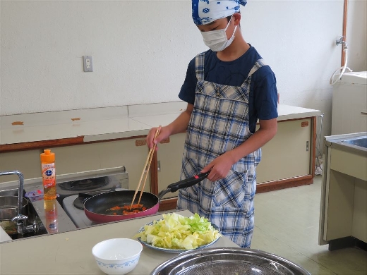 人参から炒めていきます