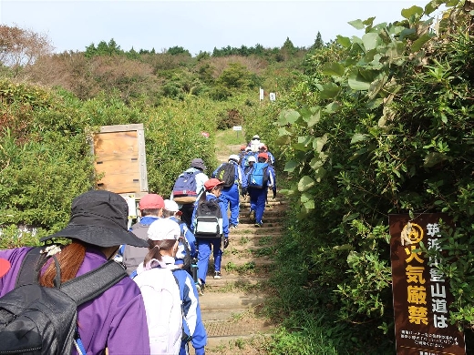 登山開始です