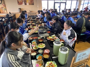 スキー学習を終え、昼食とお土産の時間です。