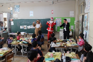 今年もサンタが神小にやってきた🎅