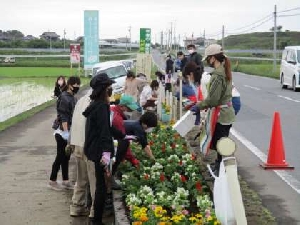 5/15 長須交通安全母の会による花壇苗植え