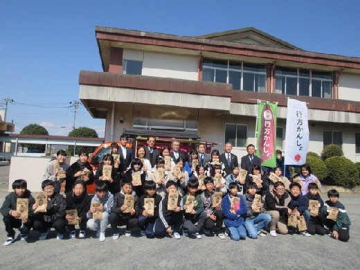 最後に6年生とやきいもカーの前で記念撮影