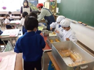 ５月１０日（火）　配膳の様子