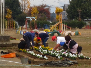 「き・あ・い」を入れた学校! 花の苗植え