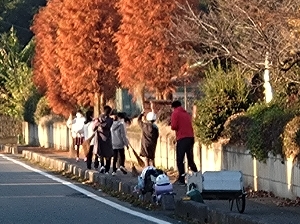 「き・あ・い」を入れた学校! 学校周辺の落ち葉掃き