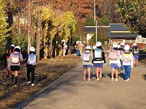 「令和を進むナイスな学校」 元気に登校!