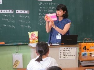 ４年生　食育「おやつの食べ方を考えよう」