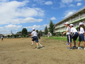 ３年生体育　キックベースボール