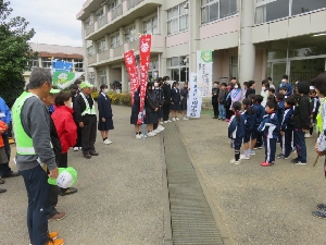 南中学校区あいさつ運動　魅力ある学校づくり