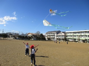 １年生の凧揚げ　空高く　