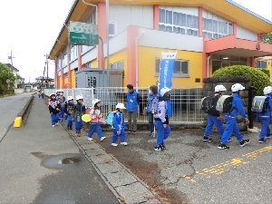 ５月１４日（火）・１５日（水）民生委員さん・主任児童委員さんによるあいさつ運動