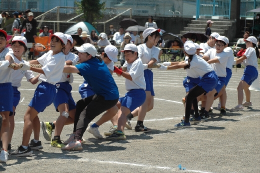 【親子で綱引き！お父さんの力はすごい！！】