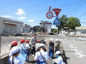 ６月４日（火）３年校外学習（学校のまわりを見学）