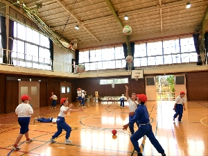 １０月１７日（木）５年生他校児童との体育交流学習