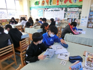 ２月２１日（金）６年生図書室での読書