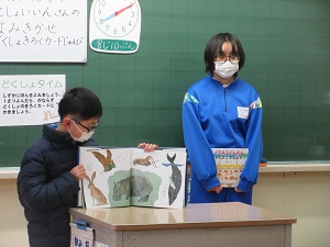 委員会児童読み聞かせ(低学年)