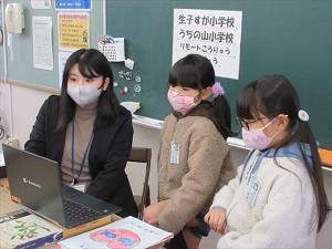 2年生 生子菅小学校とのオンライン交流(国語)