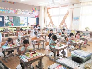 給食風景(低学年)