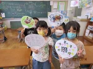うちわづくり(1年生 生活科・図画工作)