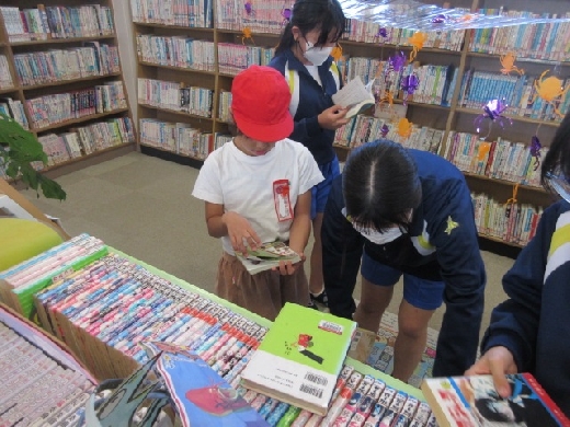 図書委員会・借りたい本はどれかな